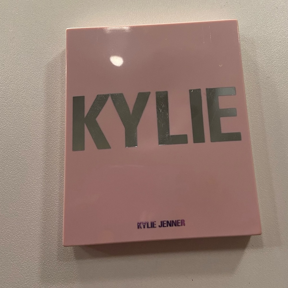 Kylie Jenner pressed bronzing powder